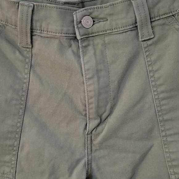 3/$30 LEVI'S Olive High Rise Denim Utility Cargo Grunge Shorts Size 12 - Picture 5 of 7